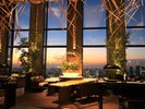 DINING & BAR TABLE 9 TOKYO 360°の東京の景色を望む、9つのダイニング&バーを有するレストラン。