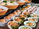 開放感のあるカフェで朝食ビュッフェ