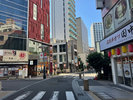 ■道順7:少し曲がった道になりますが、そのまま道沿いに直進すると右手に当館がございます。
