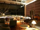 【ラウンジ】夜は雰囲気が変わり大人な時間を演出いたします。
