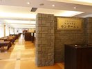 【レストラン モンターニュ】茶を基調とした清潔感溢れるレストラン。明るい日差しが差し込みます。