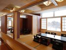 【レストラン モンターニュ】足をのばせる掘りごたつ式のテーブルでゆったりとお寛ぎいただけます5
