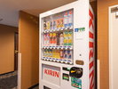 館内1階と3階と5階に自動販売機をご用意。