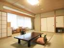 ゆったりとした10畳以上の和室は、最大で6名様ご利用可能。ご家族旅行、グループ旅行におすすめです。