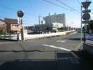 50m程先の橋の手前の交差点を右折した先の右側に・・