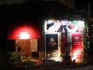 夜はレストランの看板の灯りが通りを照らしています。