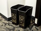 環境に配慮し、ゴミの分別をできるように2種類のゴミ箱を設置。