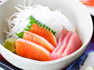 ・【夕食一例】旬の食材が並ぶ贅沢な夕食膳。一品一品の味わいが楽しめます
