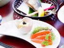 ・【夕食一例】一皿ずつに職人の技が光る会席料理。ワンランク上の夜を演出します