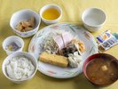 ・【朝食一例】卵料理、焼き魚、サラダなどをワンプレートに盛り付けた和朝食です