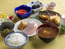 ・【朝食一例】卵料理、焼き魚、納豆、サラダなどを小鉢に盛り付けた和朝食です