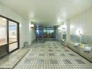 ・広々とした脱衣所と洗い場を備え、快適にご利用いただけます