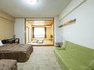 ・【和洋室一例】大きなソファを備えたお部屋で、ゆったりとおくつろぎいただけます