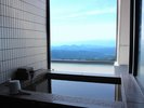【大浴場】サウナの後は、美しい景色を眺めながら水風呂でととのう至福のひとときを。