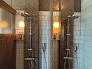 【大浴場】全身を包み込むような浴び心地のオーバーヘッドシャワー