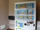 【湯上りラウンジ】自動販売機や電子レンジをご用意