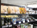 【館内施設】売店/静岡・伊豆ならではのクラフトビールや限定ビール、お酒に合うおつまみもご用意