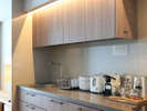 【2ベッドルームB リゾートビュー】キッチンには調理器具・家電を一通り揃えております。