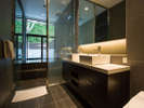 【レジデンスA】プライベート温泉はメインベッドルームに備えております。