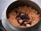 噛むほどに広がる海の旨み。島の恵みを炊き込んだ絶品タコ飯。
