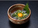 新鮮なシラスをユッケ風にアレンジ。とろける食感がクセになる一品