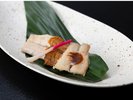 それぞれ違った味わいが楽しめる、鱧の三種焼。香ばしく焼き上げた鱧をご堪能ください。