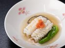 ふんわりと仕上げた鱧に、だし香るとろみ餡をたっぷり。口の中でやさしく広がる上品な一皿。