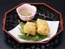 ふわっと軽やかな衣に包まれた旬の鱧。サクッとした食感と上品な旨みをお楽しみください