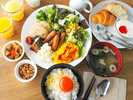 【1日の始まりは「自分流バイキング」の朝食】豊富なメニューからお好みの朝食をどうぞ!
