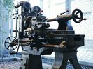 【館内施設】正面玄関_旋盤機