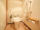 ・【バリアフリールーム】手すり付きのバリアフリートイレで安心して使えます