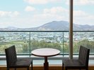・【和洋室4.5畳・6畳】窓から酒谷川と山々を望める和洋室でお寛ぎください
