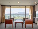 ・【モダンツインルーム】窓からは酒谷川や山々を望むことができます