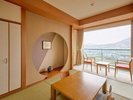 ・【和室6畳】窓から酒谷川と山々を望める、静かな和室です
