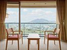 ・【和室10畳】窓からは酒谷川や山々を望むことができます