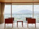 ・【和洋室8畳】窓から酒谷川と山々を望める、静かな和洋室です