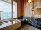・【和洋室8畳】檜風呂付きの和洋室で、眺望を楽しみながら湯あみができます