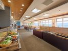・【お食事会場】明るい日差しが差し込むレストランで、ゆっくりお食事をお楽しみください