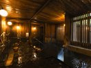ヒノキや栗の木、天然石など自然素材だけで造られた癒し効果抜群の婦人浴場。