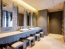 【大浴場】シンプルかつスタイリッシュなデザインの脱衣場。