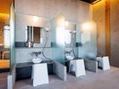 【大浴場】洗い場には、区切りがあり広々と使用することができます。