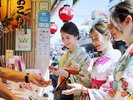 【周辺観光】仲見世通りは、統一された電飾看板と店先の飾りが美しい、下町の風情を感じられる商店街です。