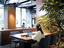 【&Here Cafe】暖かい光が差し込む、居心地の良い空間でゆったりとした時間をお過ごしください。