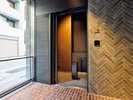 【喫煙ブース】屋内にございますので、雨の日も快適にご利用いただけます。