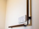 【アクセシブルツイン 洋室】トイレには手すりが設置されております。