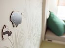 【スーペリアツイン 和室】マグネット式の壁面は自由にデコレーションできる仕様になっております。
