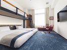【スーペリアトリプル バンク】スタッド付きのソファやペンダントライトなどレトロな雰囲気のお部屋。