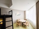 【スーペリアファミリー 和洋室】机を囲みながらゆっくりとお寛ぎください。