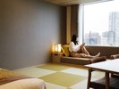 【デラックスファミリー 和洋室】靴を脱いでお過ごしいただける和室は、小さなお子様とのご滞在にも便利。