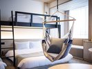 【デラックススイート バンク】お部屋内にハンモックチェアを設置し、遊び心をくすぐるお部屋。